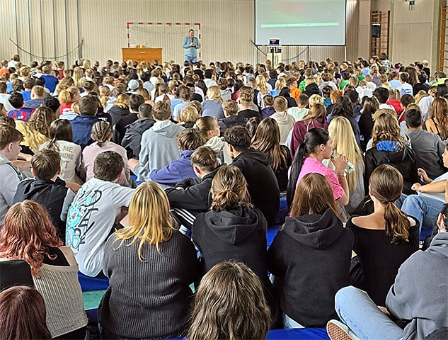 Heute fand in der Schulturnhalle wie jedes Jahr zum Schuljahresende unsere Vollversammlung mit allen Kindern aus der Grundschule und der Mittelschule statt. Zunächst hatte unser Schulleiter einen kurzen Jahresrückblick und...